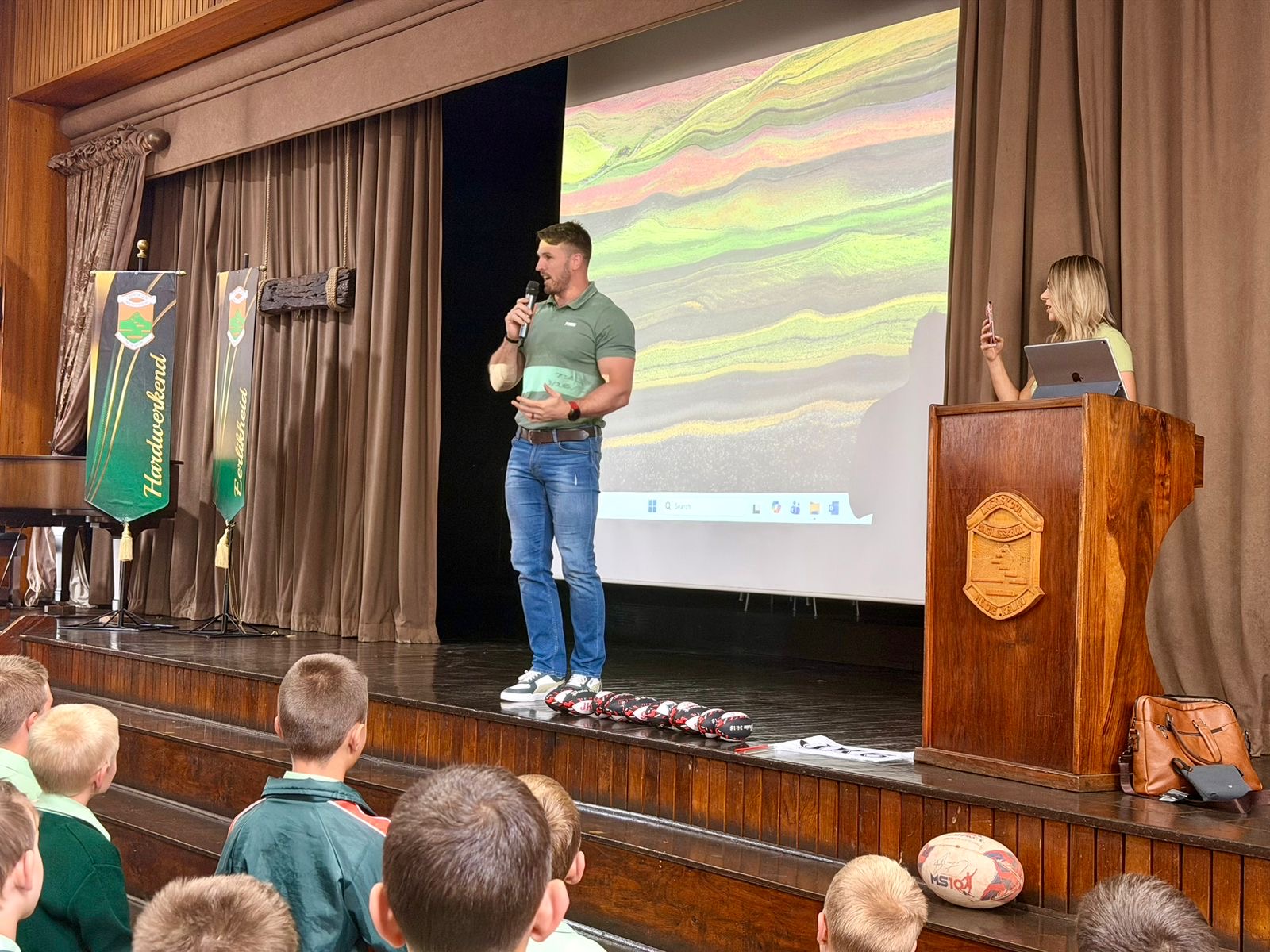 Jaco Kriel speaking on stage at Laerskool Magalieskruin