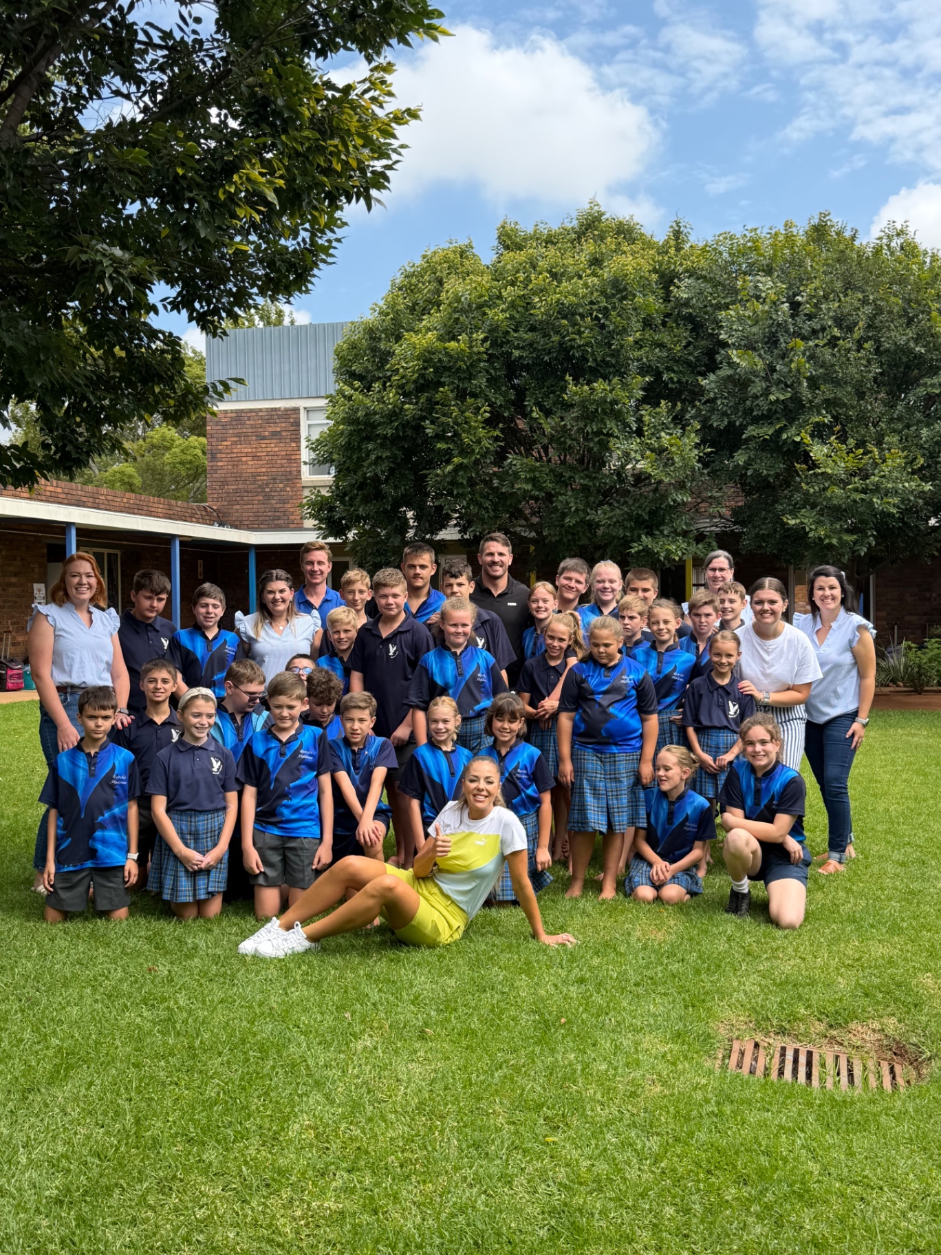 Jaco Kriel and Nastassja Ras with a large group of Rietvlei Akademie learners and teachers on the school lawn